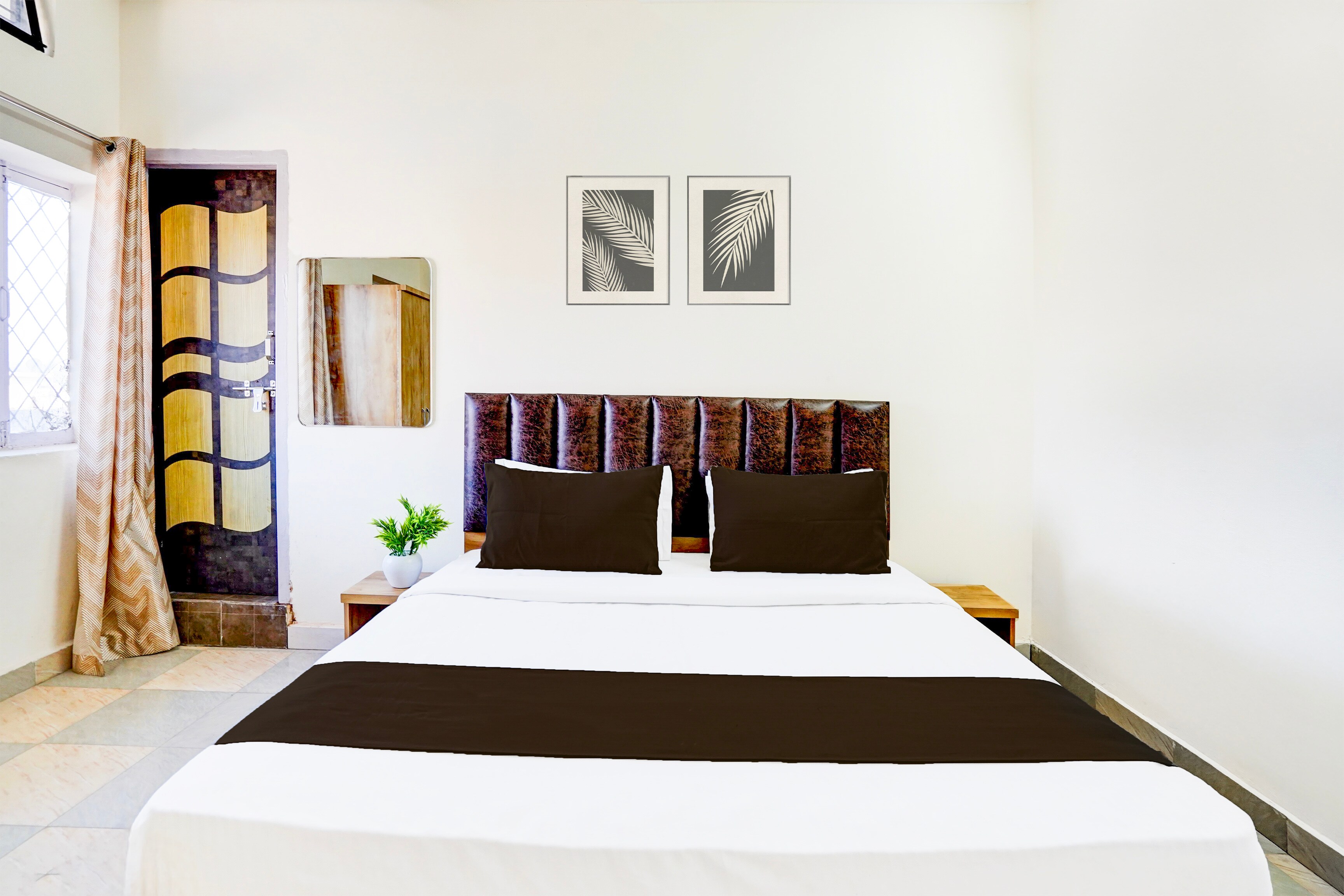Super Hotel O Sudhowala Near Nanda ki Chowk - Tap to explore photos