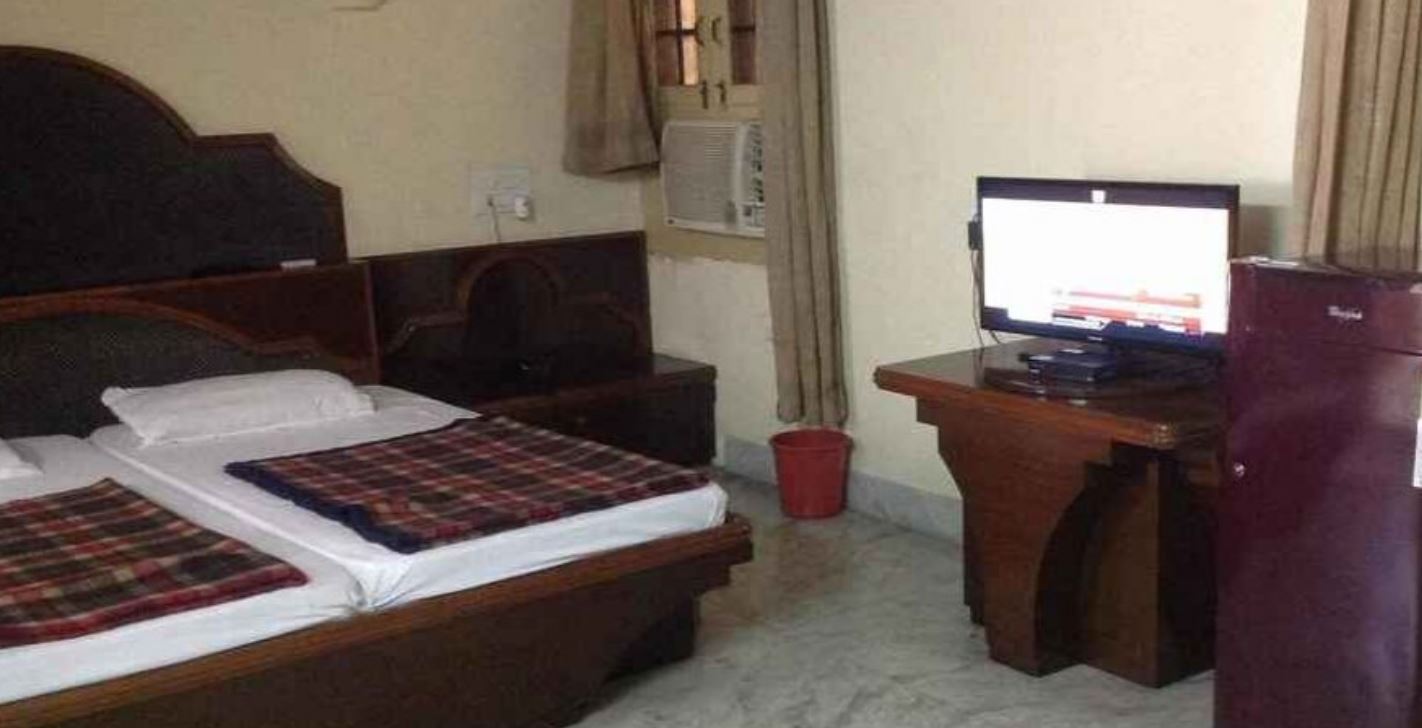 ABH Ashok Boarding Guest House - Tap to explore photos
