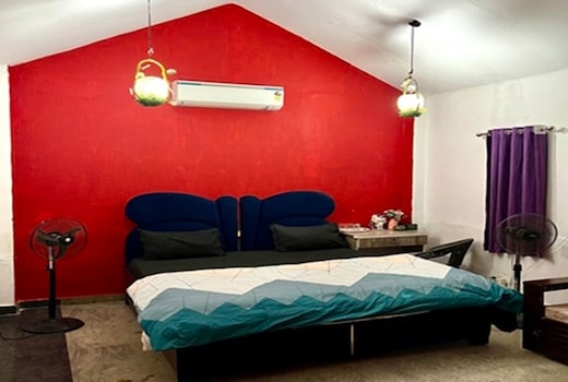 HotJacuzzi -w/King Bed | Projector | BBQ | Gazebo | Posh