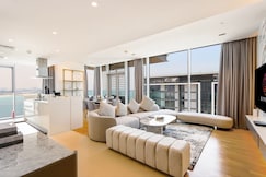 ELIVAAS Curated Bluewaters 3BR Maids, with Sea View, Dubai