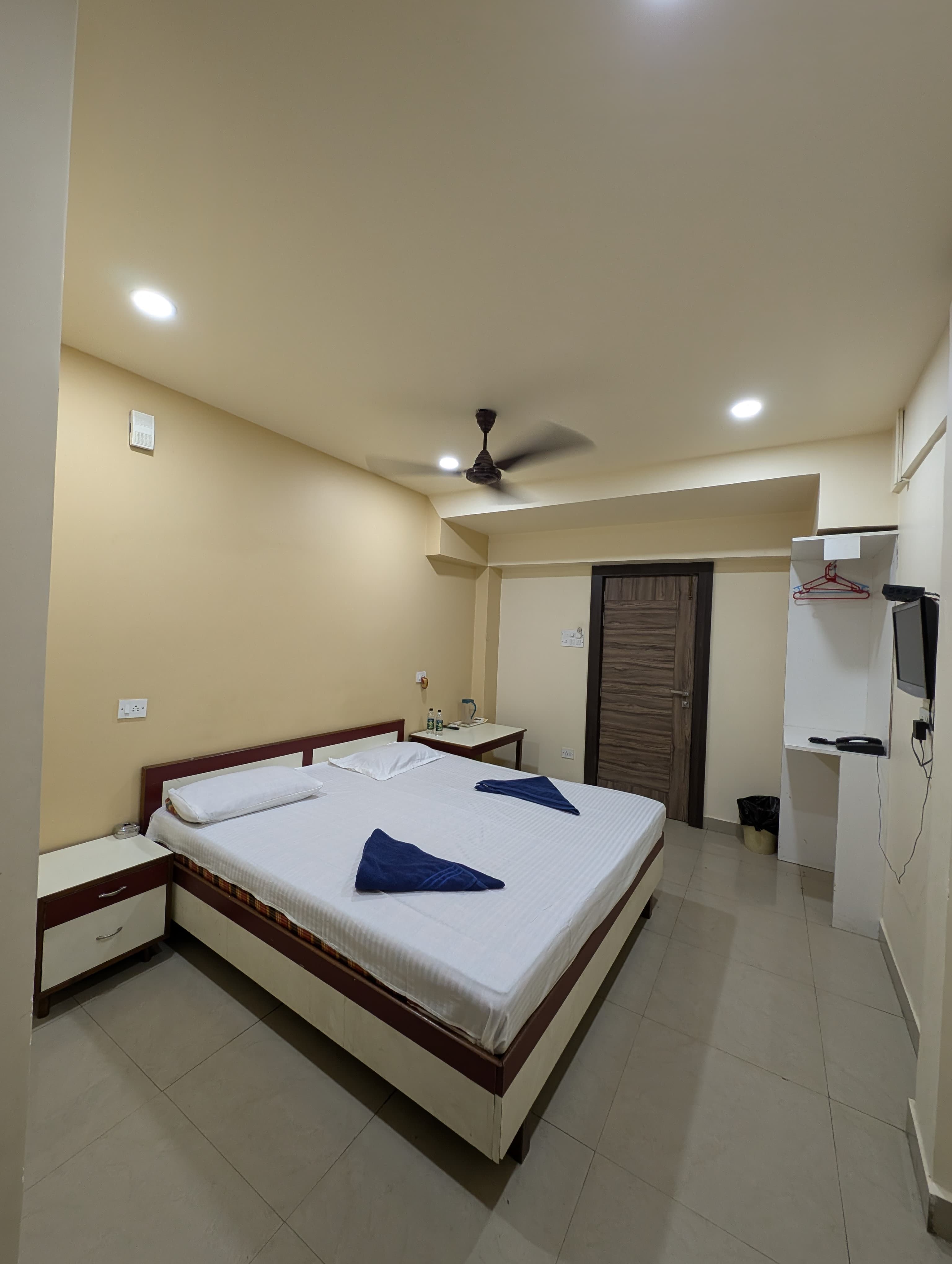 Brahmaputra lodge (Sixmile near GNRC hospital) - Tap to explore photos