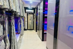 Asian In Dormitory, Mumbai