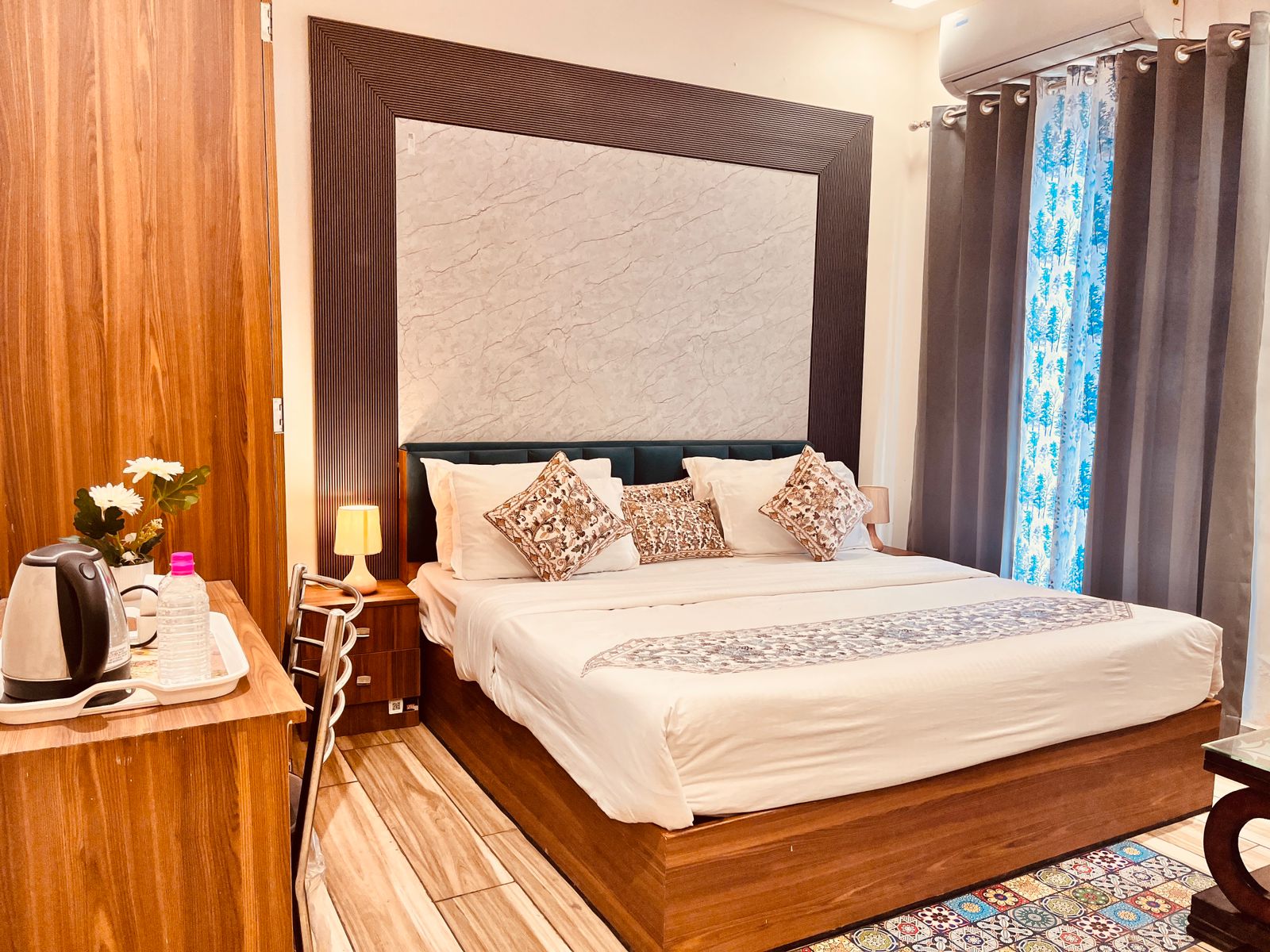 Hotel Kingston Vrindavan - Tap to explore photos