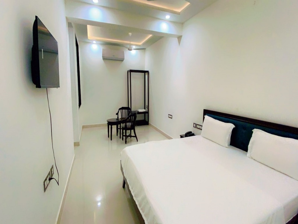 Hotel Giriraj Palace - Tap to explore photos