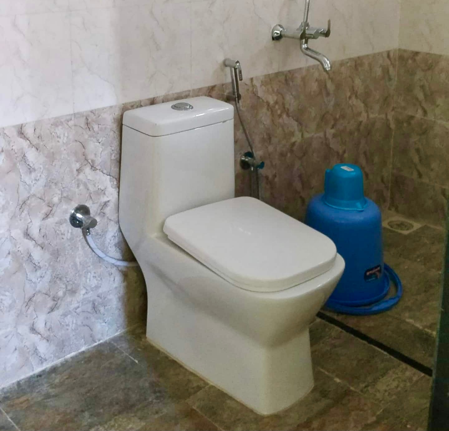 Beautiful House with bath tub and high speed WiFi - Tap to explore photos
