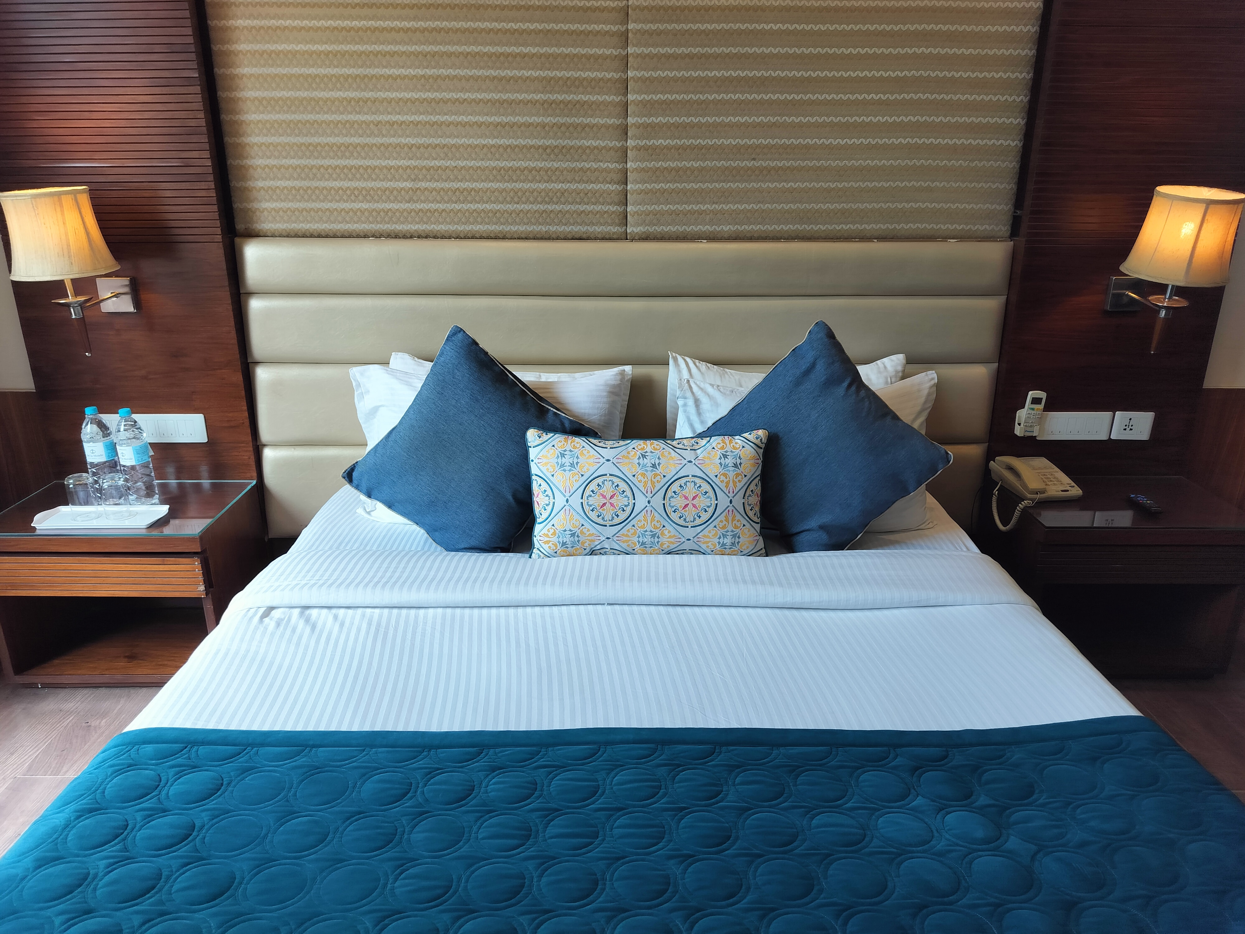 Oodles Hotel Chhattarpur South Delhi - Tap to explore photos
