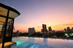 ذا ساتشا أبارت هوتل ثونغلور, 