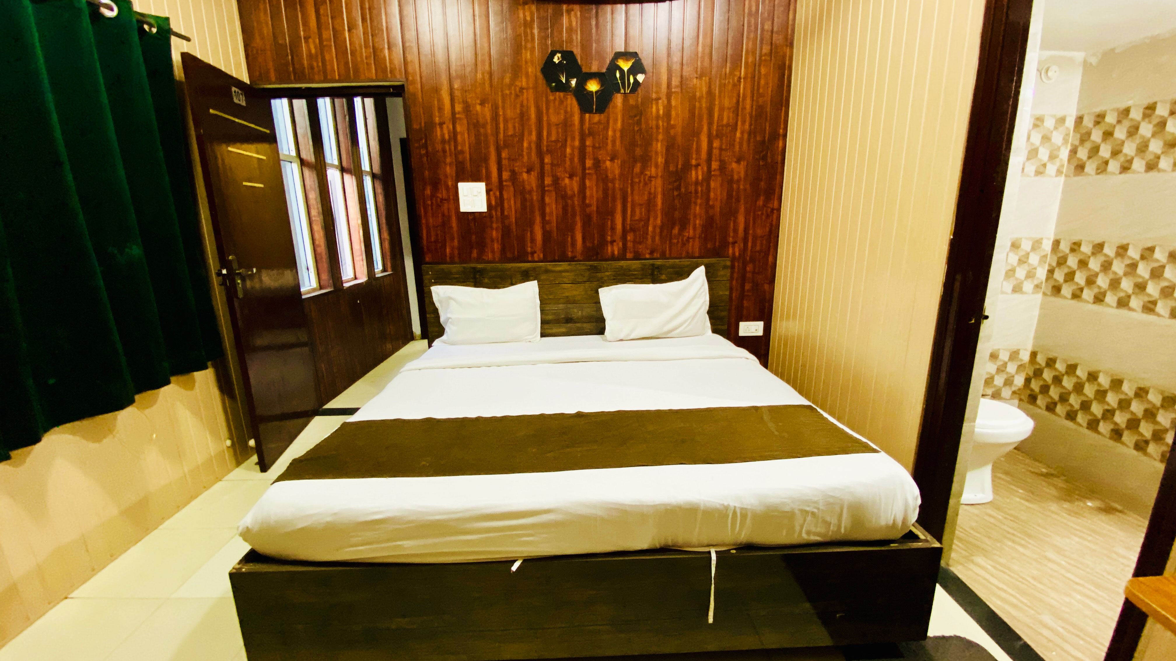 Hotel Ivanna - Tap to explore photos