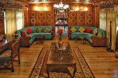 Naaz Kashmir (A Luxury Houseboat), Srinagar