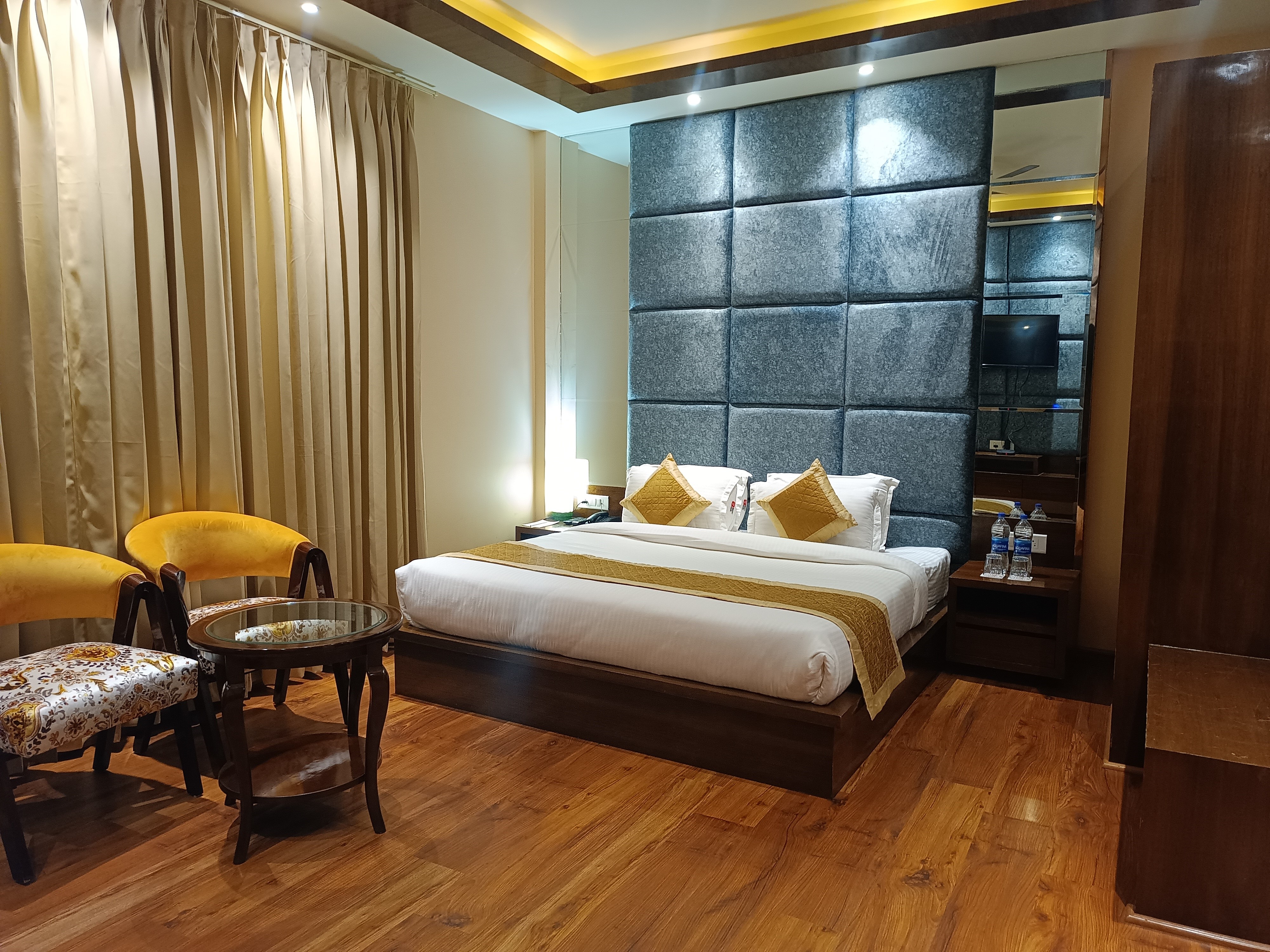 Mastiff Hotel Dalhousie - Tap to explore photos