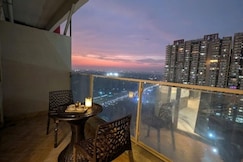 Cozy Sunset Stay | Couple Friendly Studio | City View Gaur City, Greater Noida