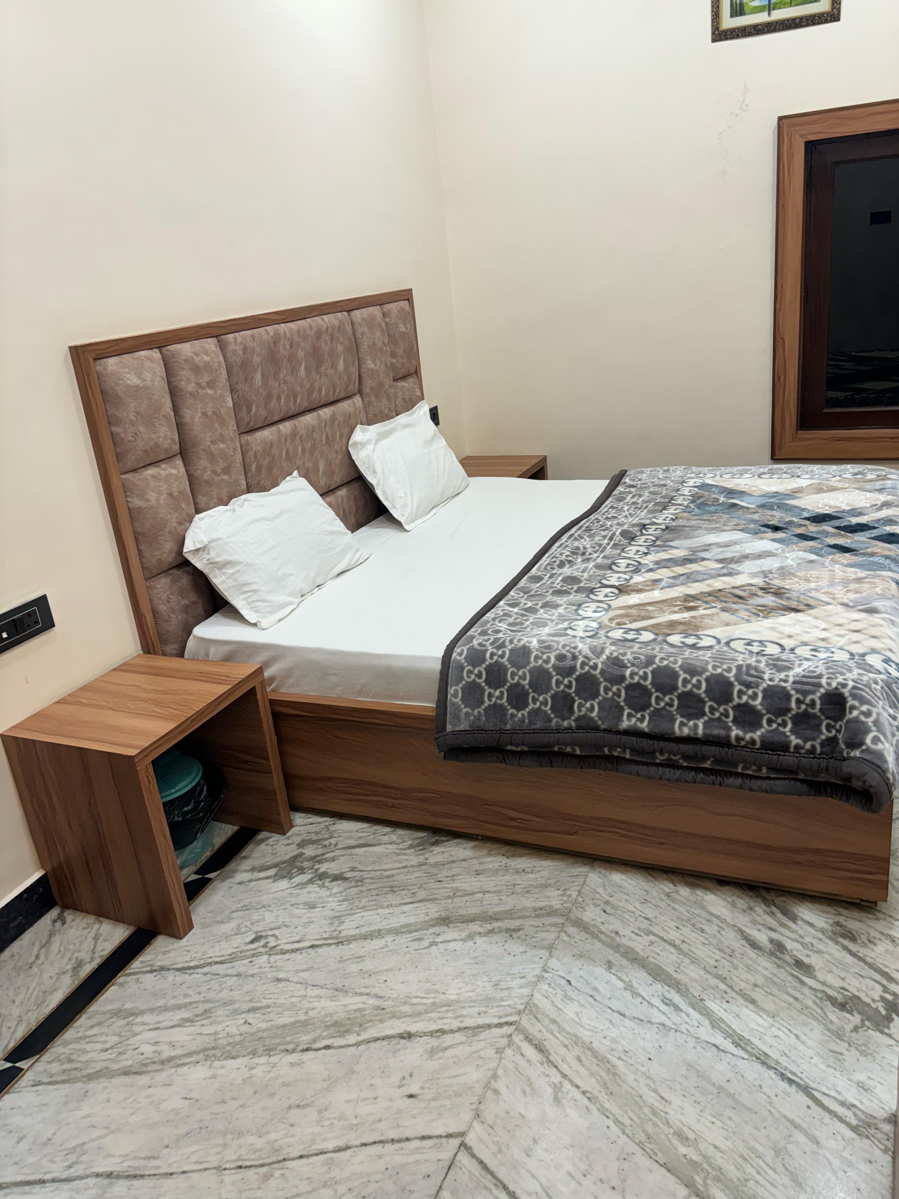 Shree Radha Rani Paying Guest House - Tap to explore photos