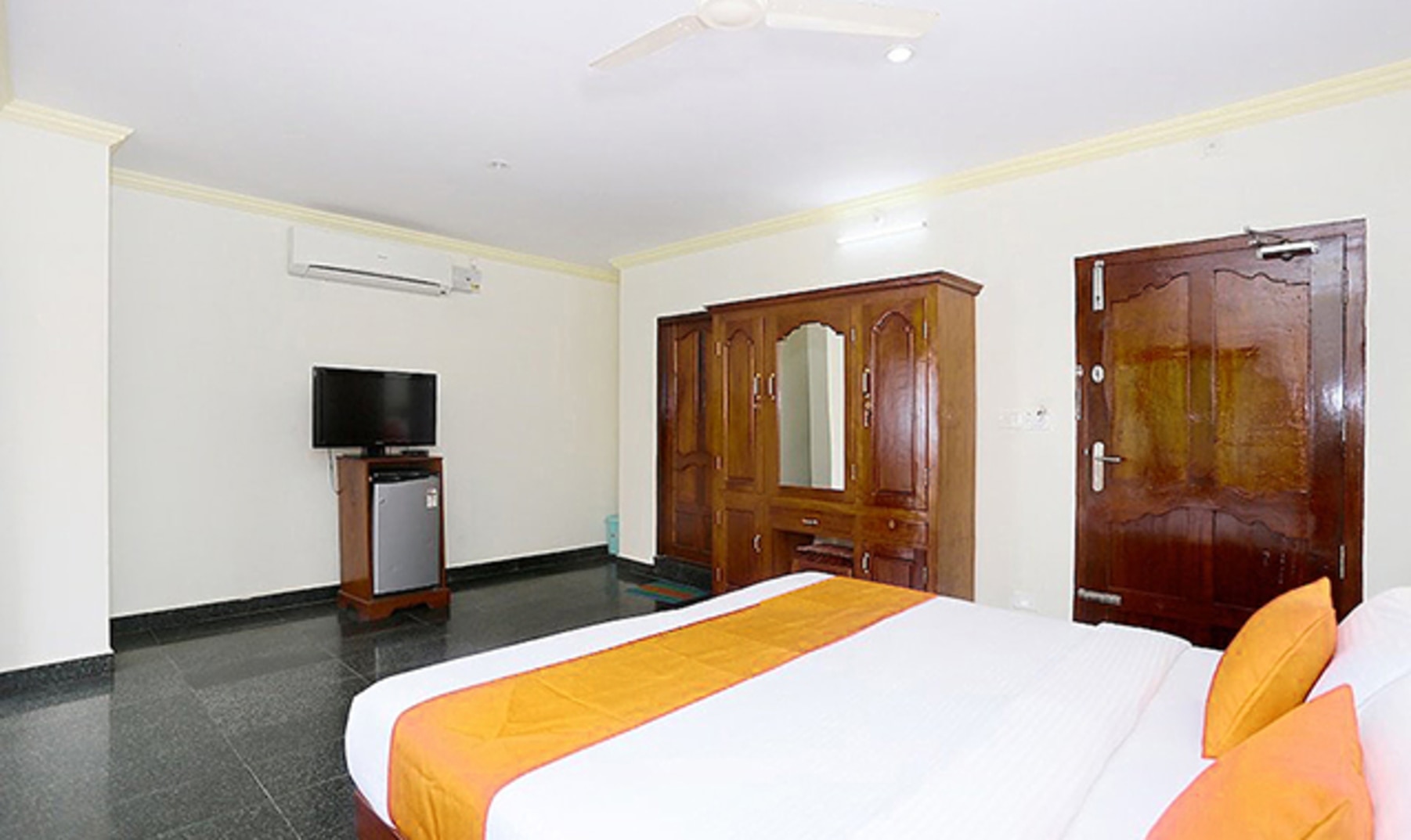 FabHotel Wateredge Beach Resort - 200m from Samudra Beach Park - Tap to explore photos