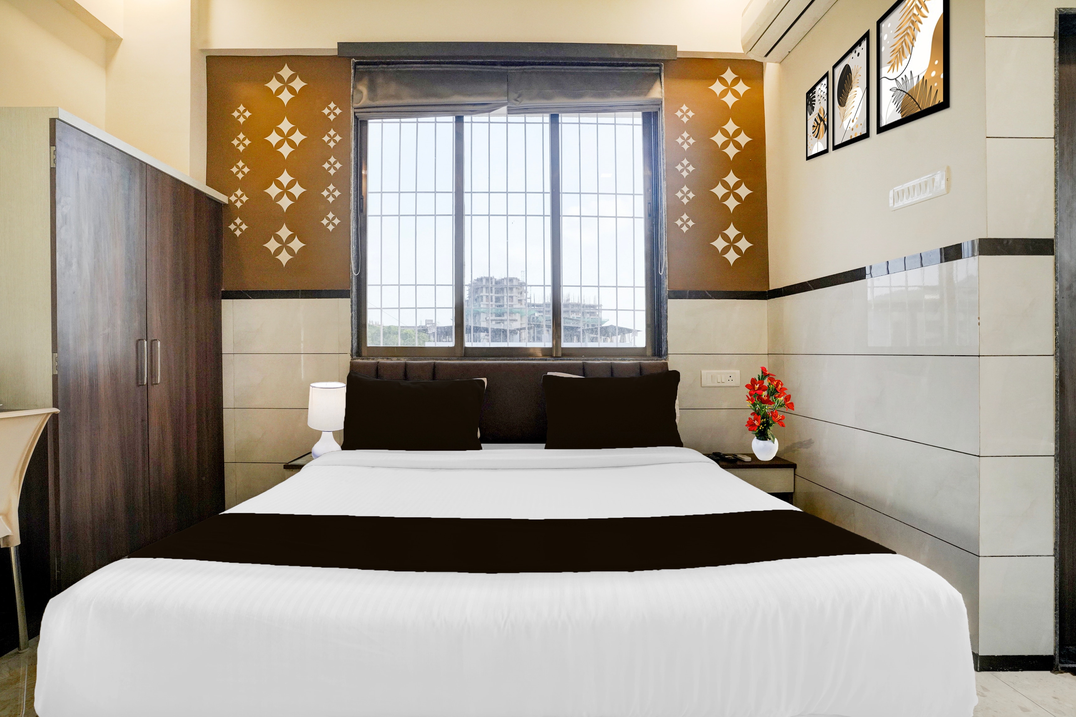 Super Townhouse Vasai Express Highway Formerly Majestic Inn - Tap to explore photos