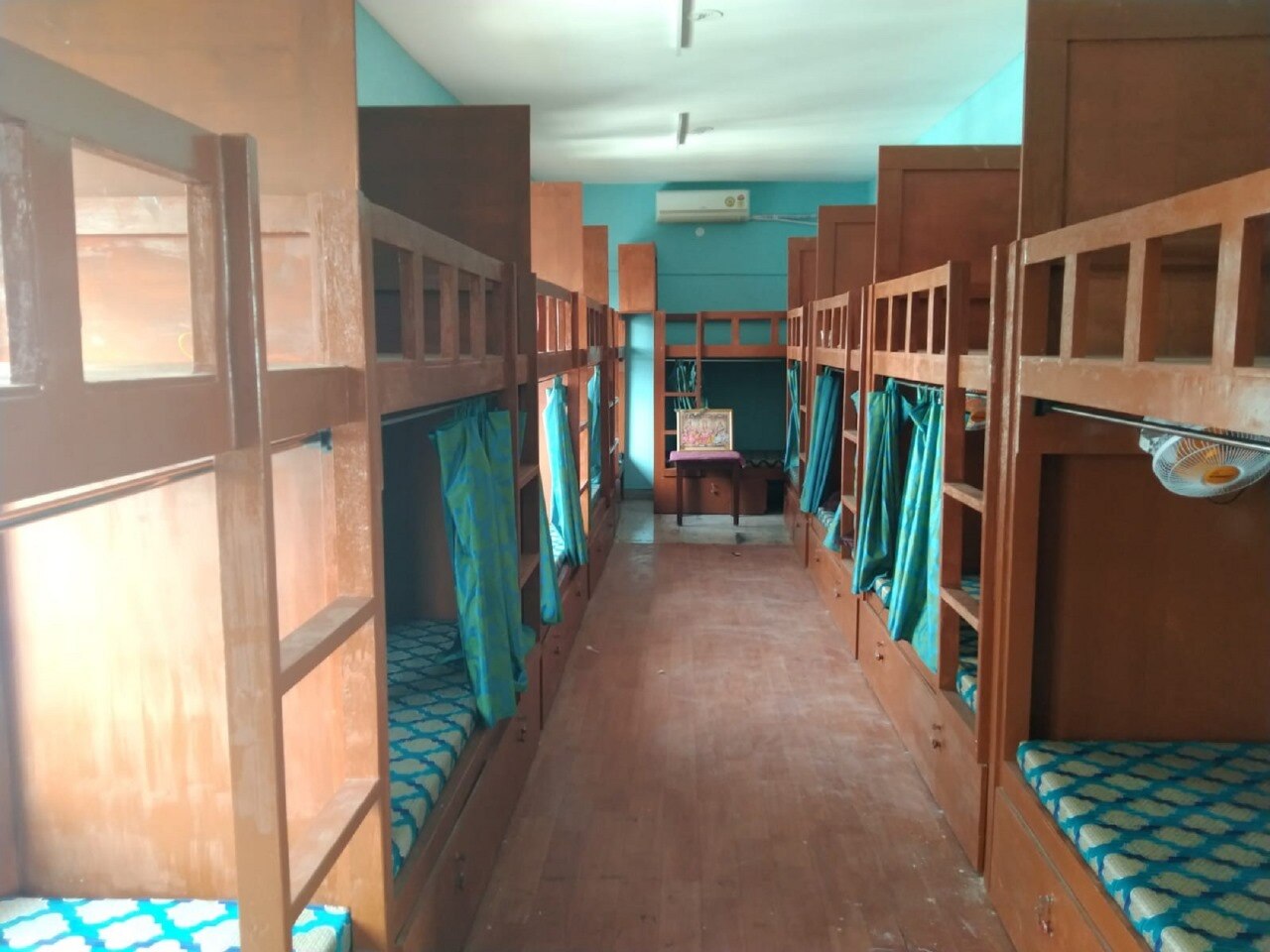 Grands Inn Dormitory - Tap to explore photos