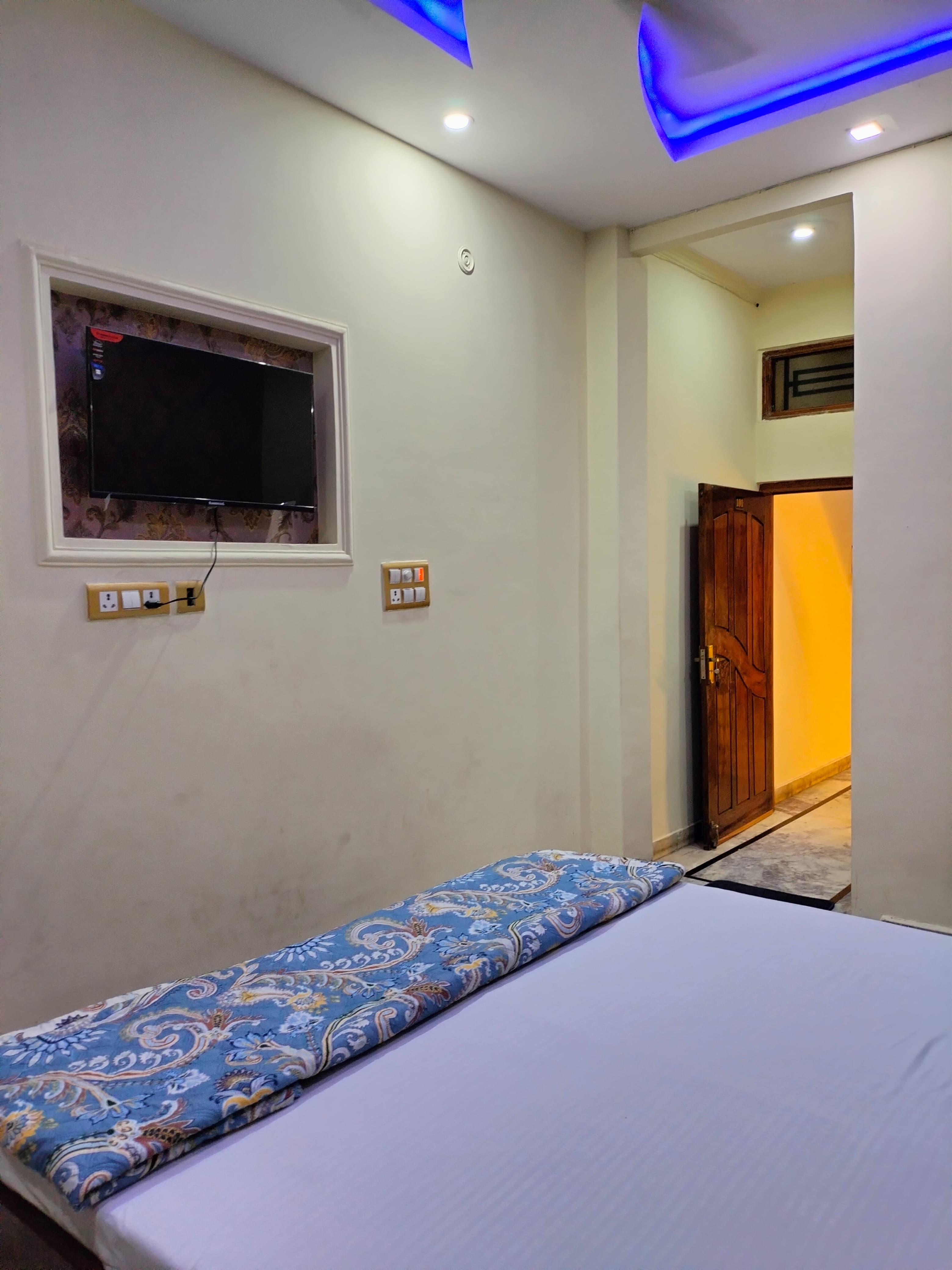 Good Morning Paying Guest House - Tap to explore photos