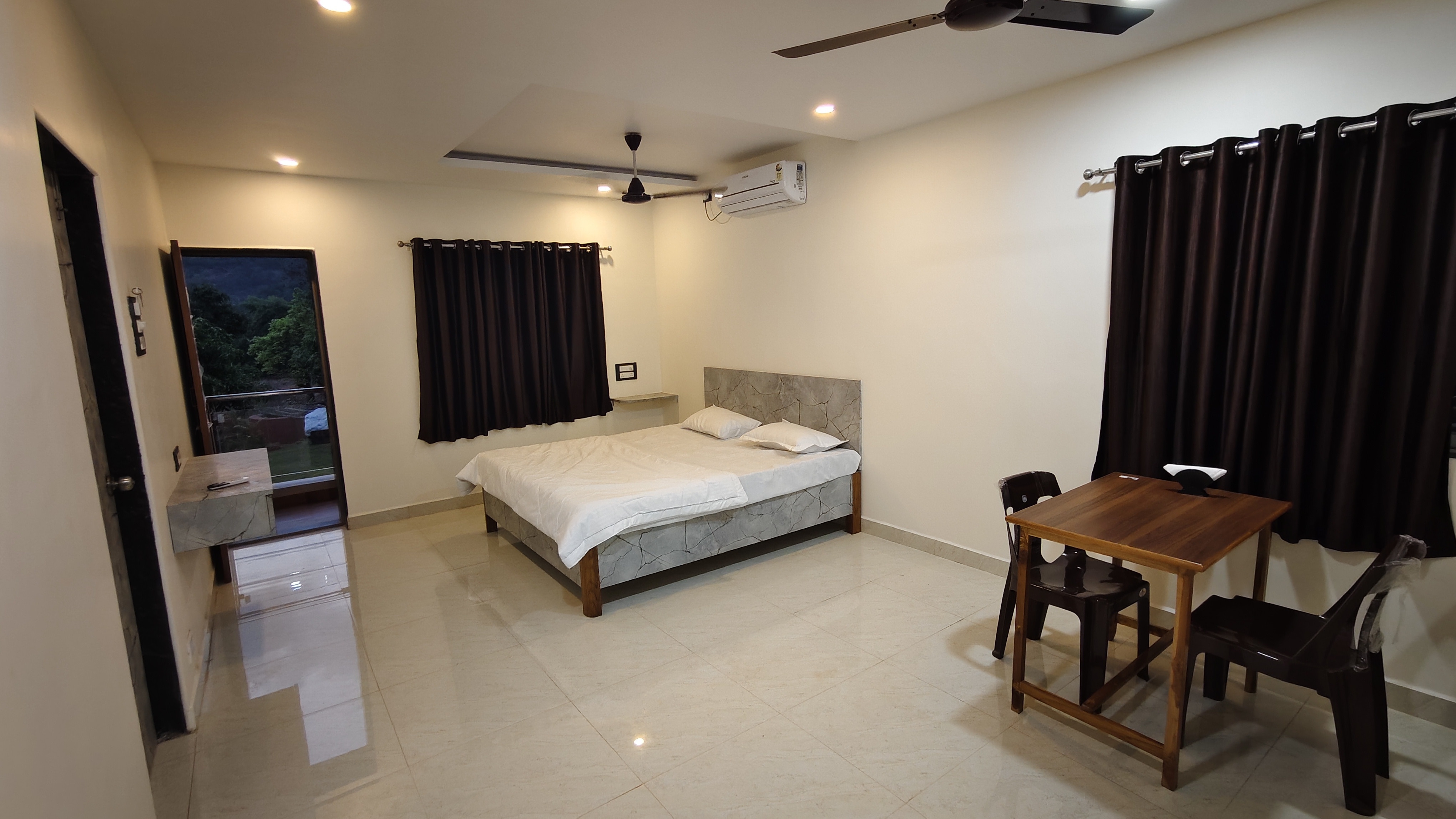 Master room with king size bed 1