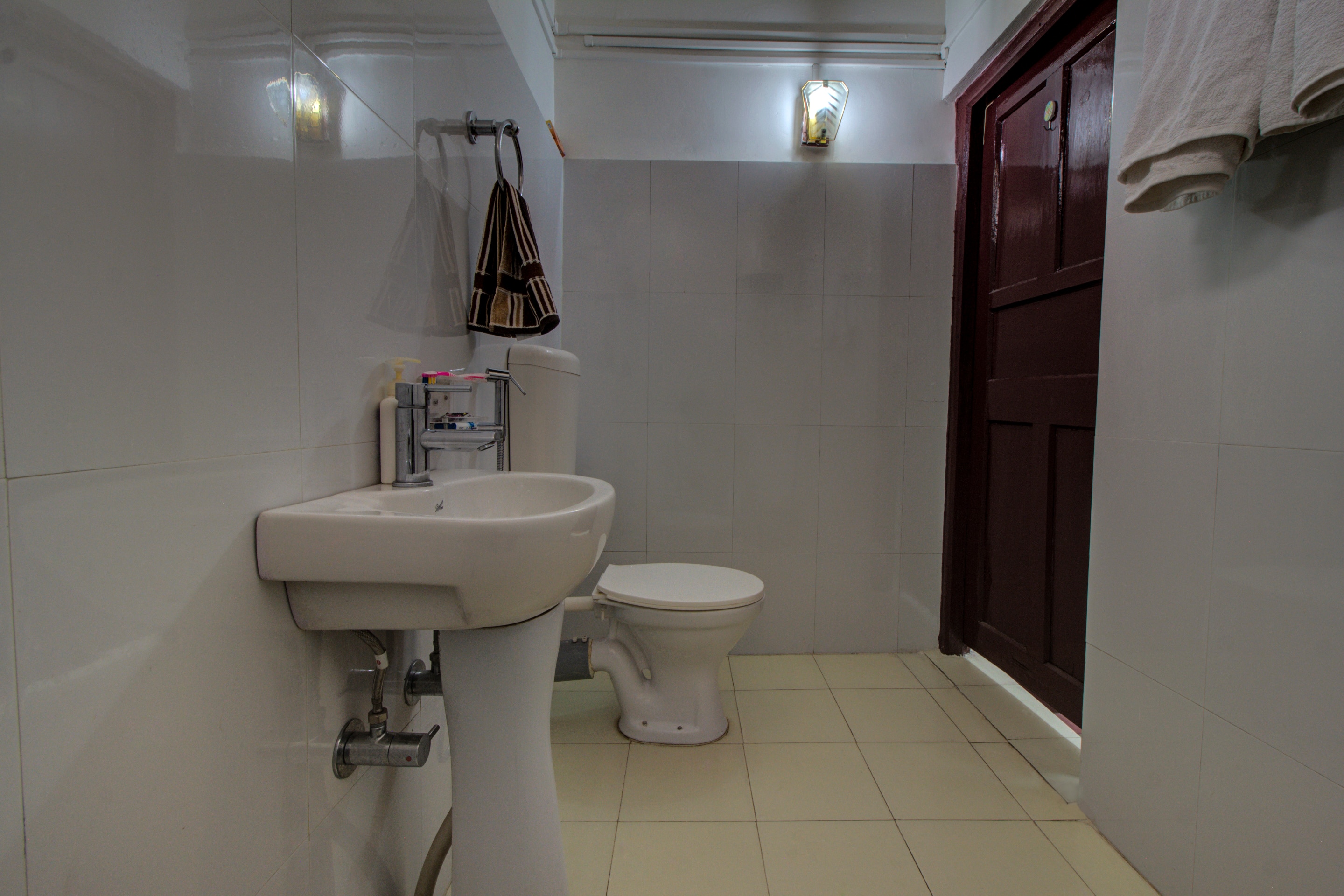 Peach Tree Homestay (Deluxe Room) - Tap to explore photos