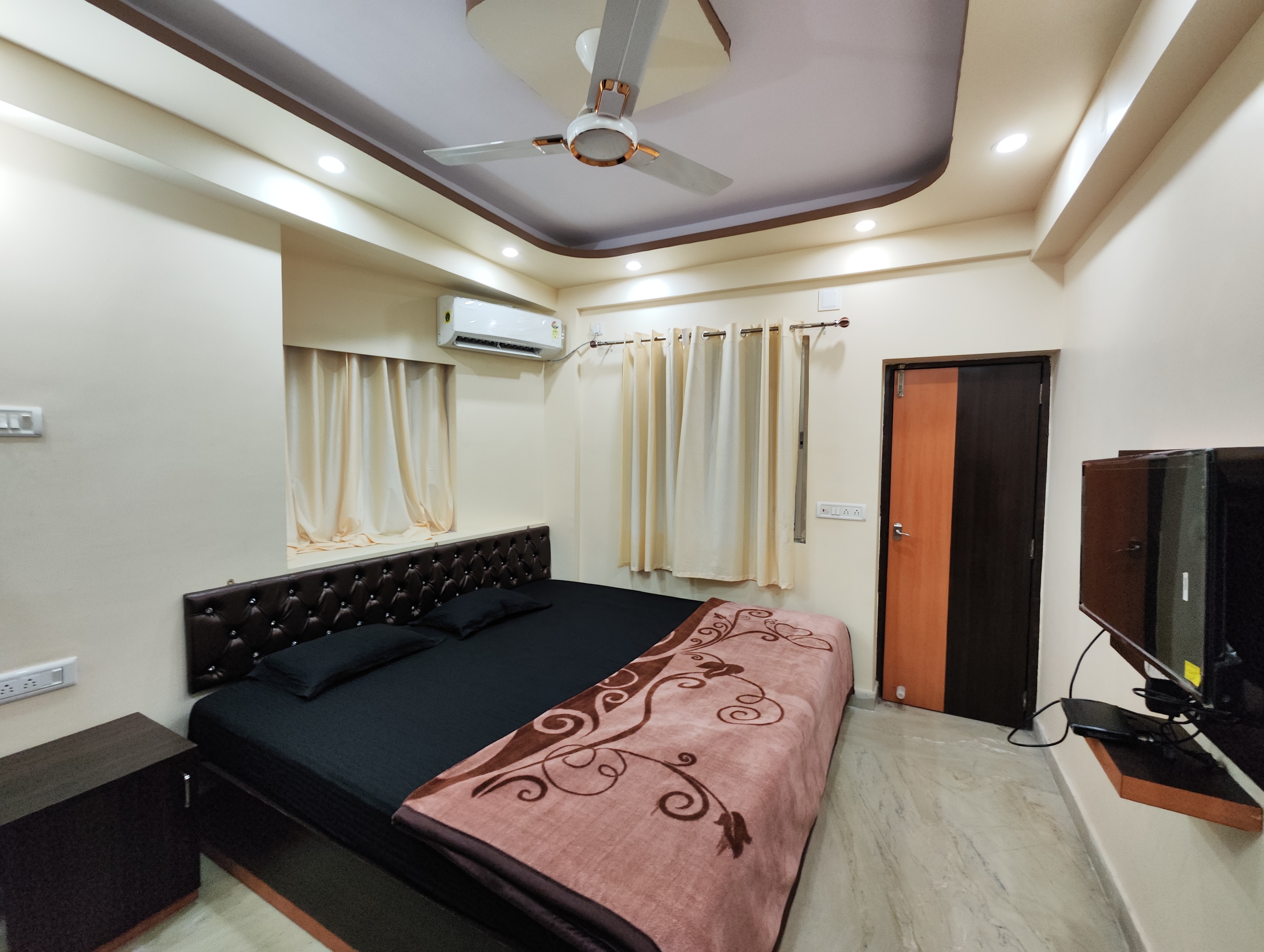 Unique and Comfy 2BHK Apartment Near Acropolis Mall - Tap to explore photos