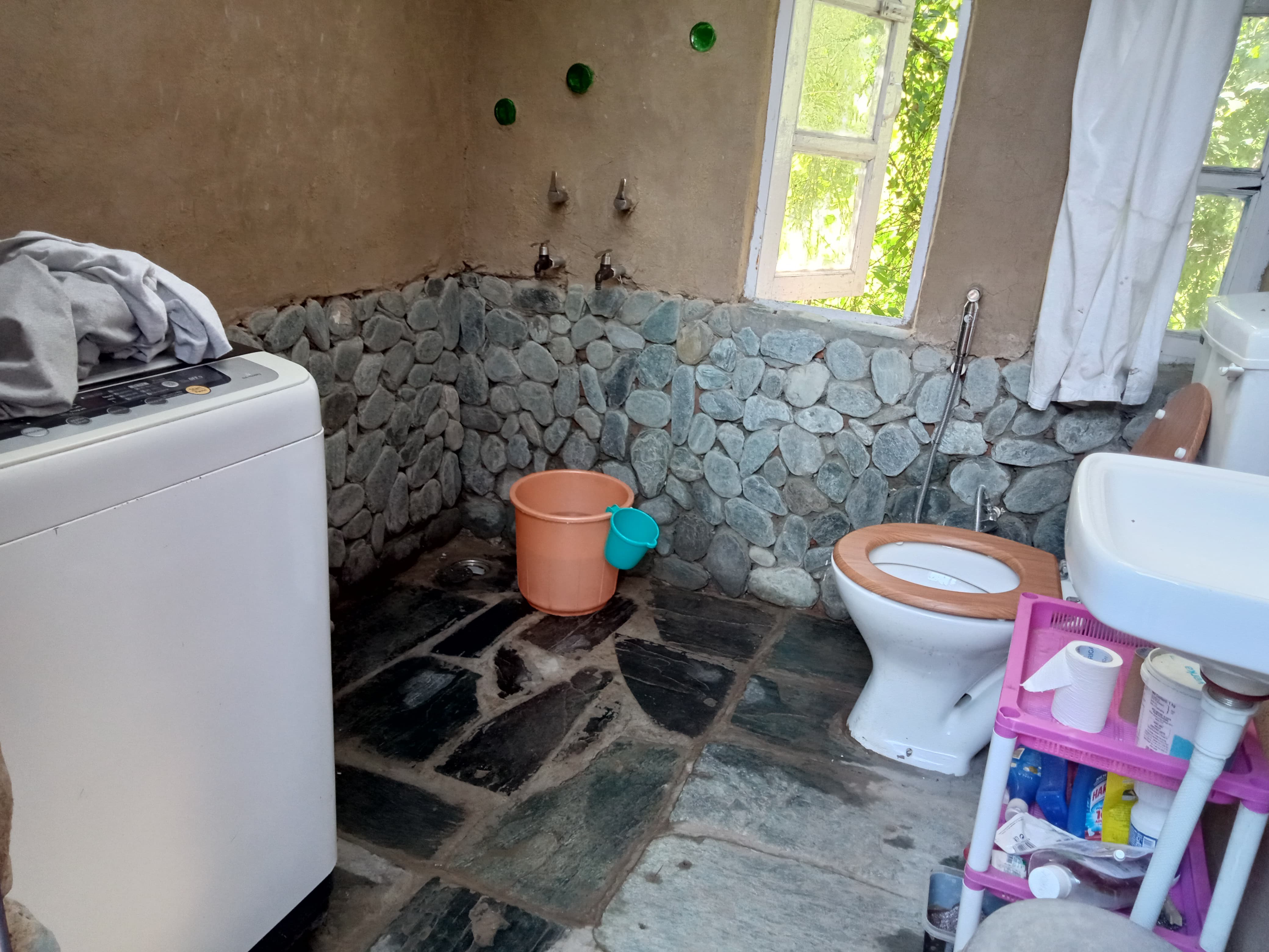Ballu homestay Monal - Tap to explore photos