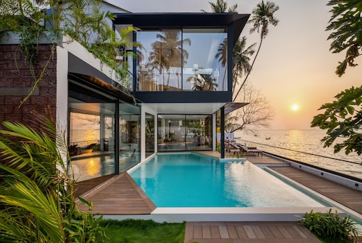 LohonoStays Glass House On The Bay