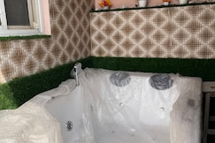 Luxury Stay Private Jacuzzi Open Terrace AC WIFI, Delhi