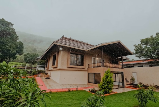 Breeze On the Hills 4BHK