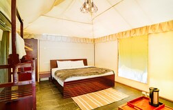 Premium Hot & Cold AC room