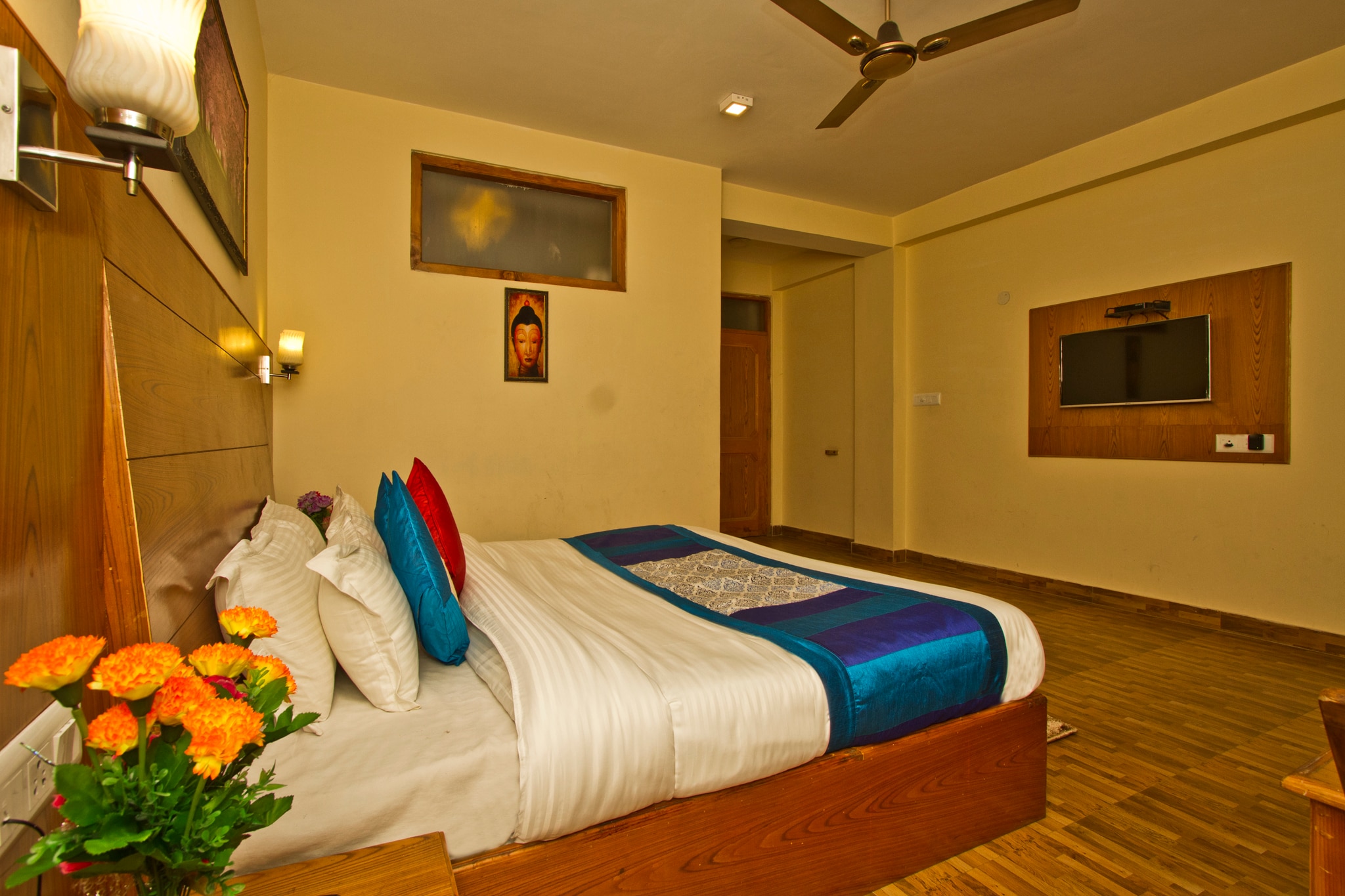 New Harmony Inn - 5 mins drive from Volvo Stand - Tap to explore photos