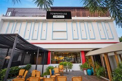 Townhouse Rau Circle Formerly Hotel U Turn & Restaurant, Mhow