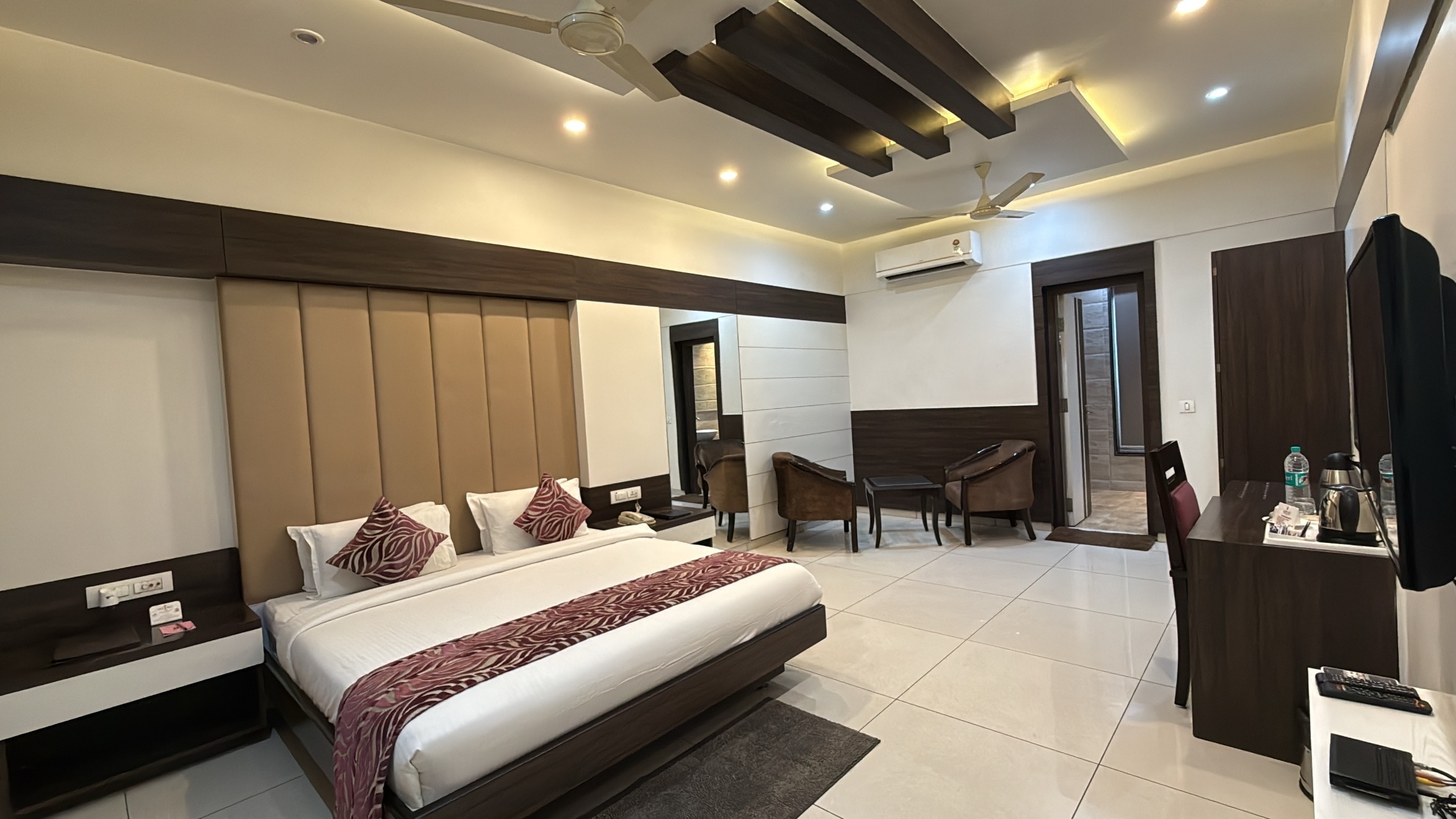 Jhansi Hotel - Tap to explore photos