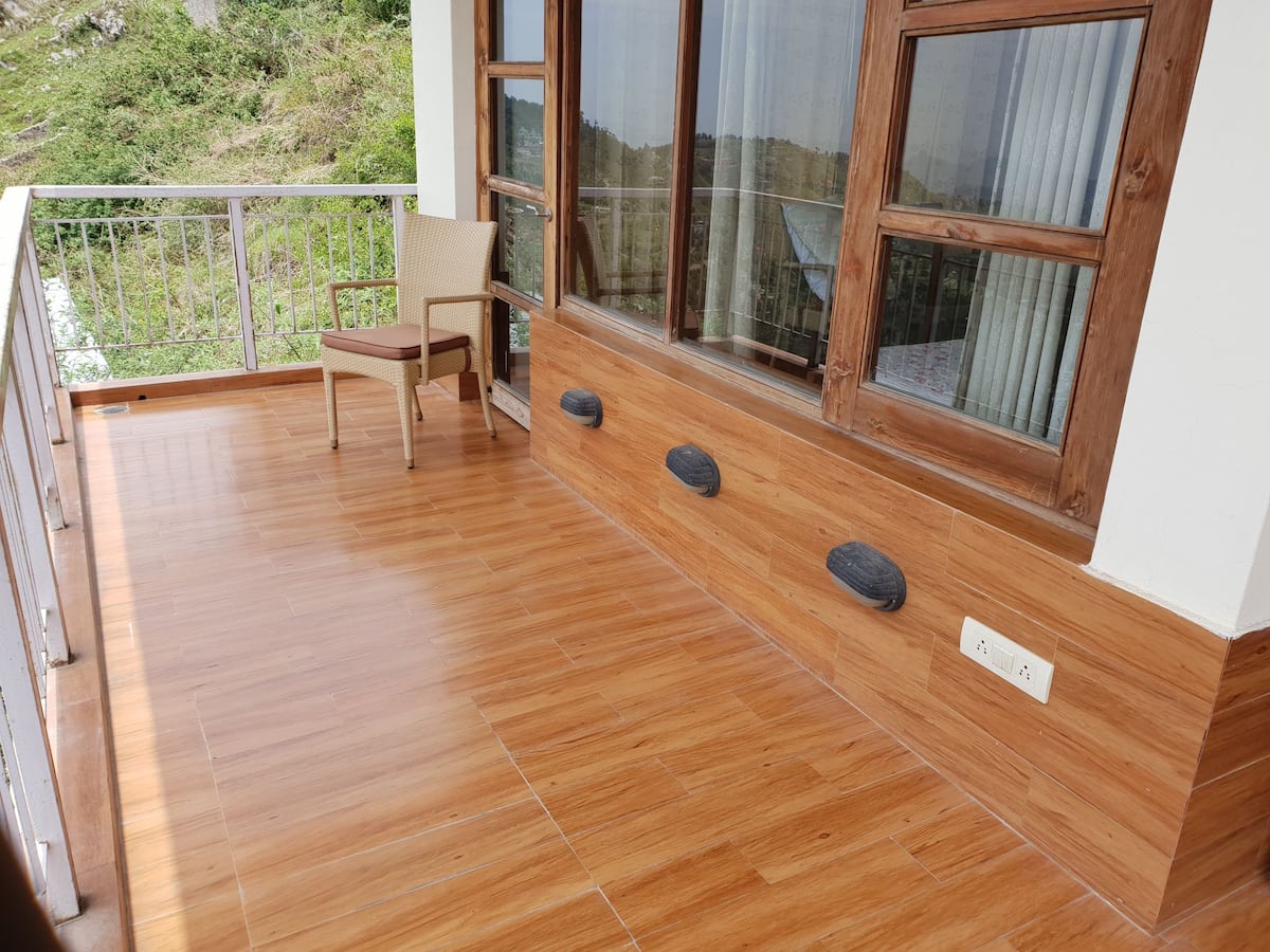 Oakwood Apartment: 3 Bedroom Duplex - Tap to explore photos