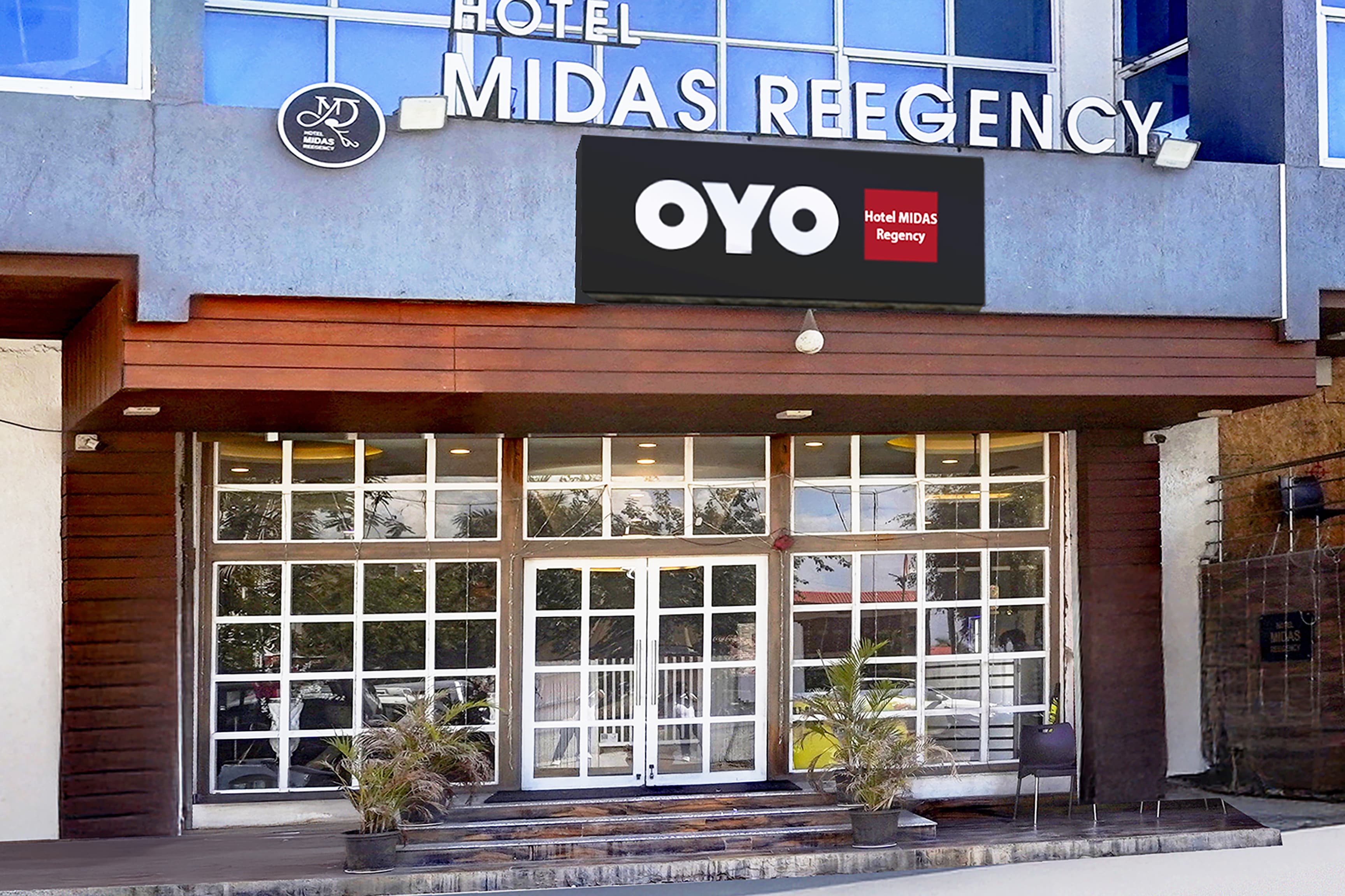 OYO 15211 Hotel Midas