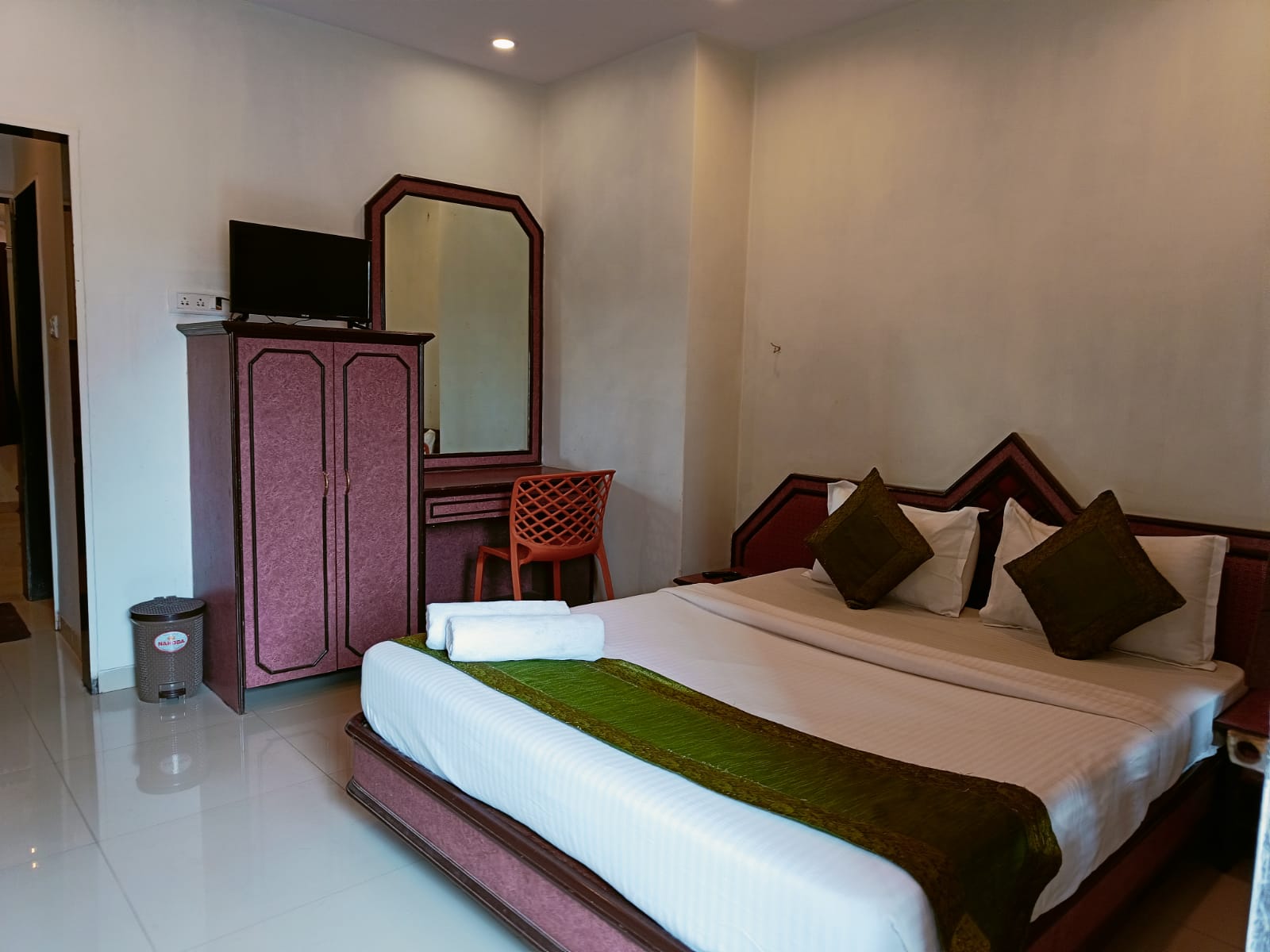 Hotel Jambhale Palace - Tap to explore photos