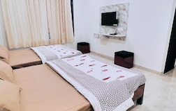 DELUXE DOUBLE OR TWIN ROOMS