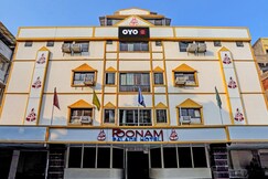 Hotel O Poonam Palace, Kadi