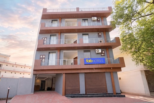 FabHotel Sky Sector 76