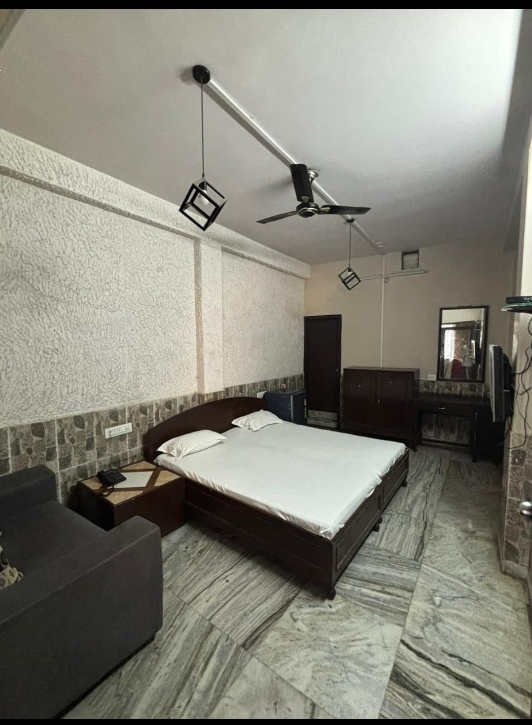 Hotel Kanishka - Tap to explore photos