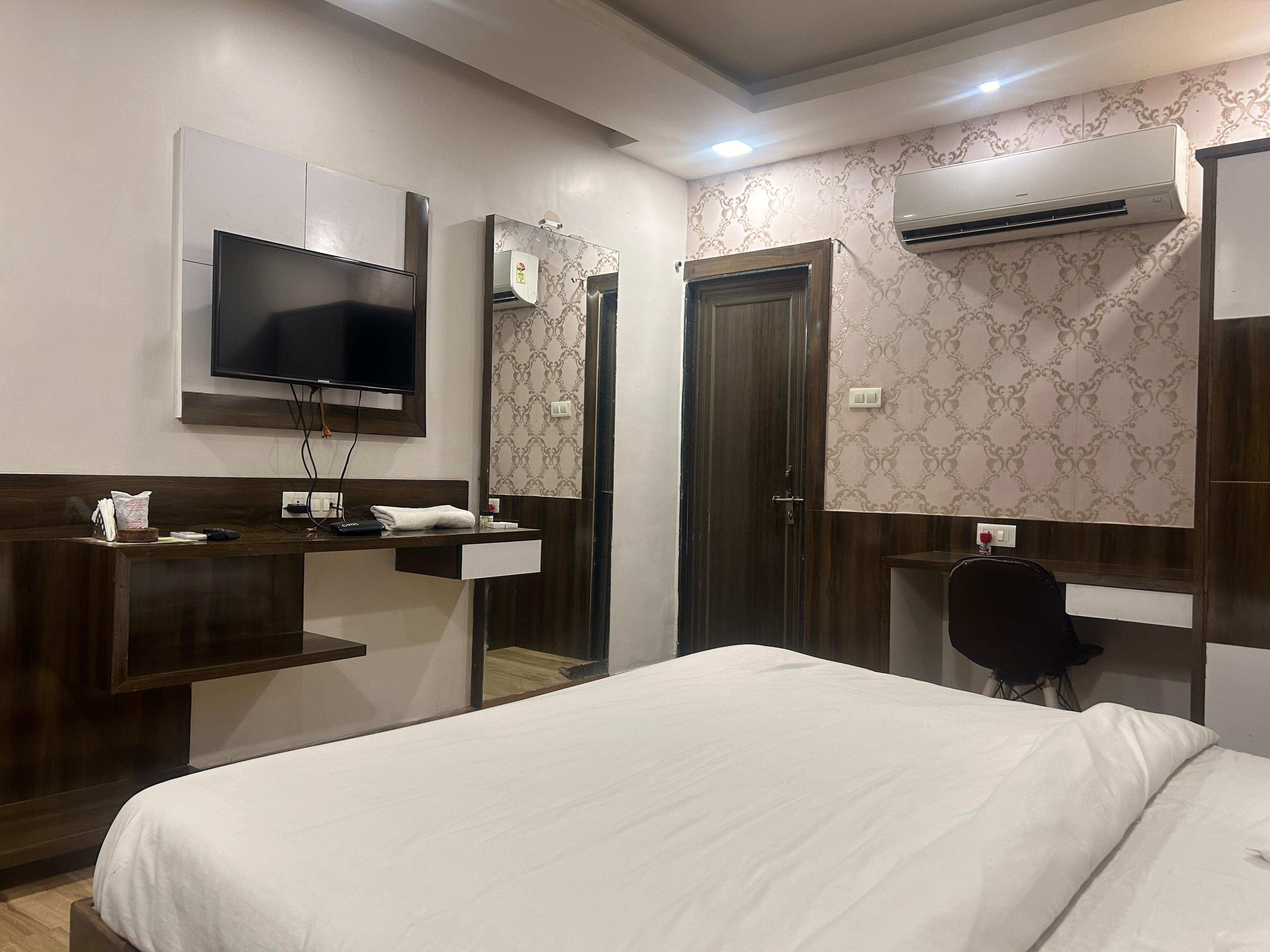 Hotel Sonchiraiya - Tap to explore photos
