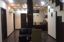 Hotel The 13een, Zirakpur