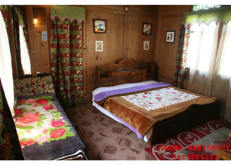 Kings Throne (Deluxe Room Triple Bed Room) - Tap to explore photos