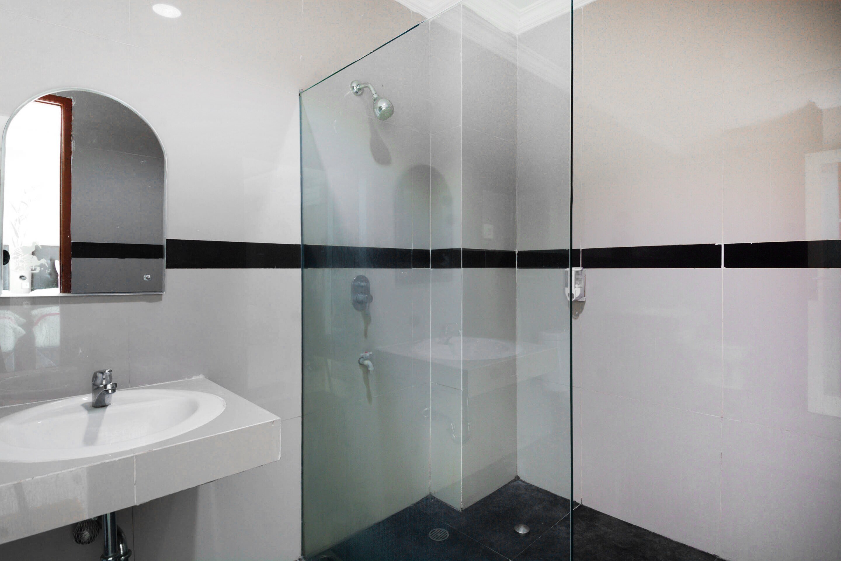 Super OYO Collection O 3431 Hotel Alpha Bandara - Tap to explore photos