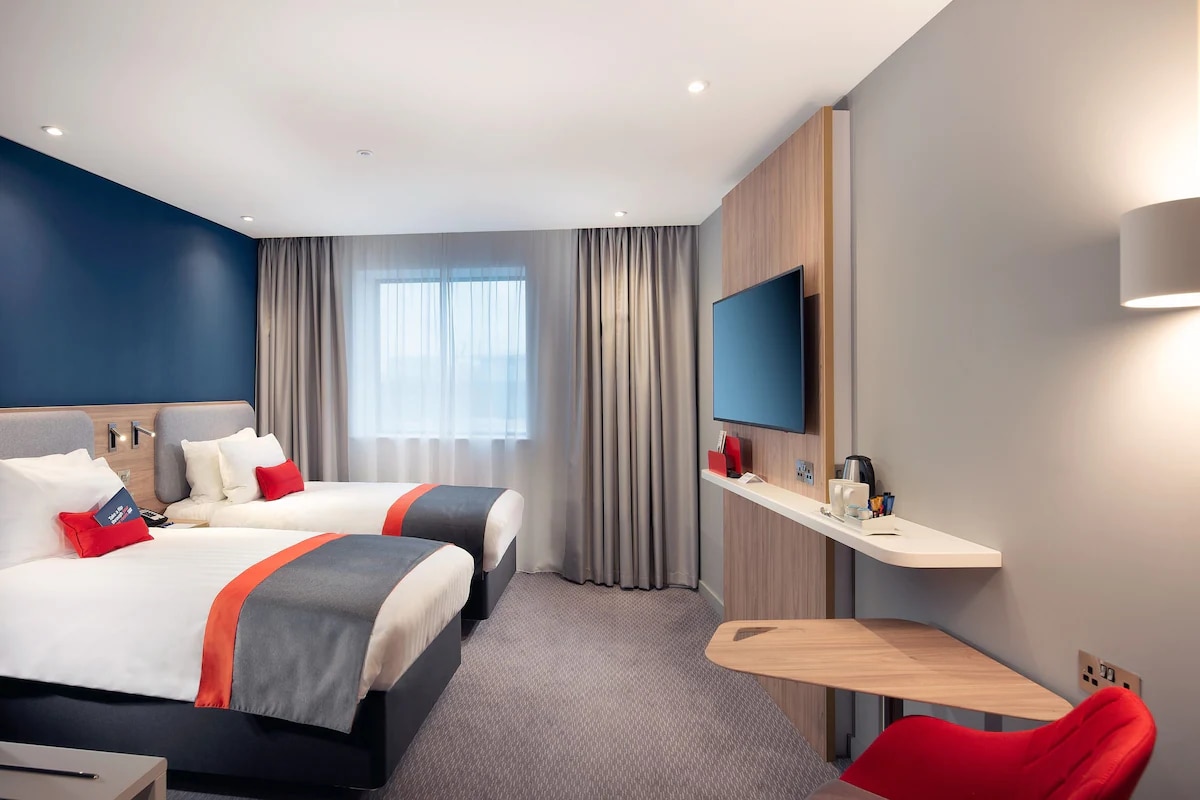 Holiday Inn Express London Heathrow T4 - Tap to explore photos