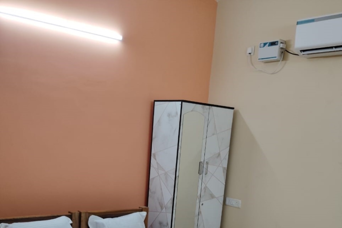 Sri Mantra Guest House - Tap to explore photos