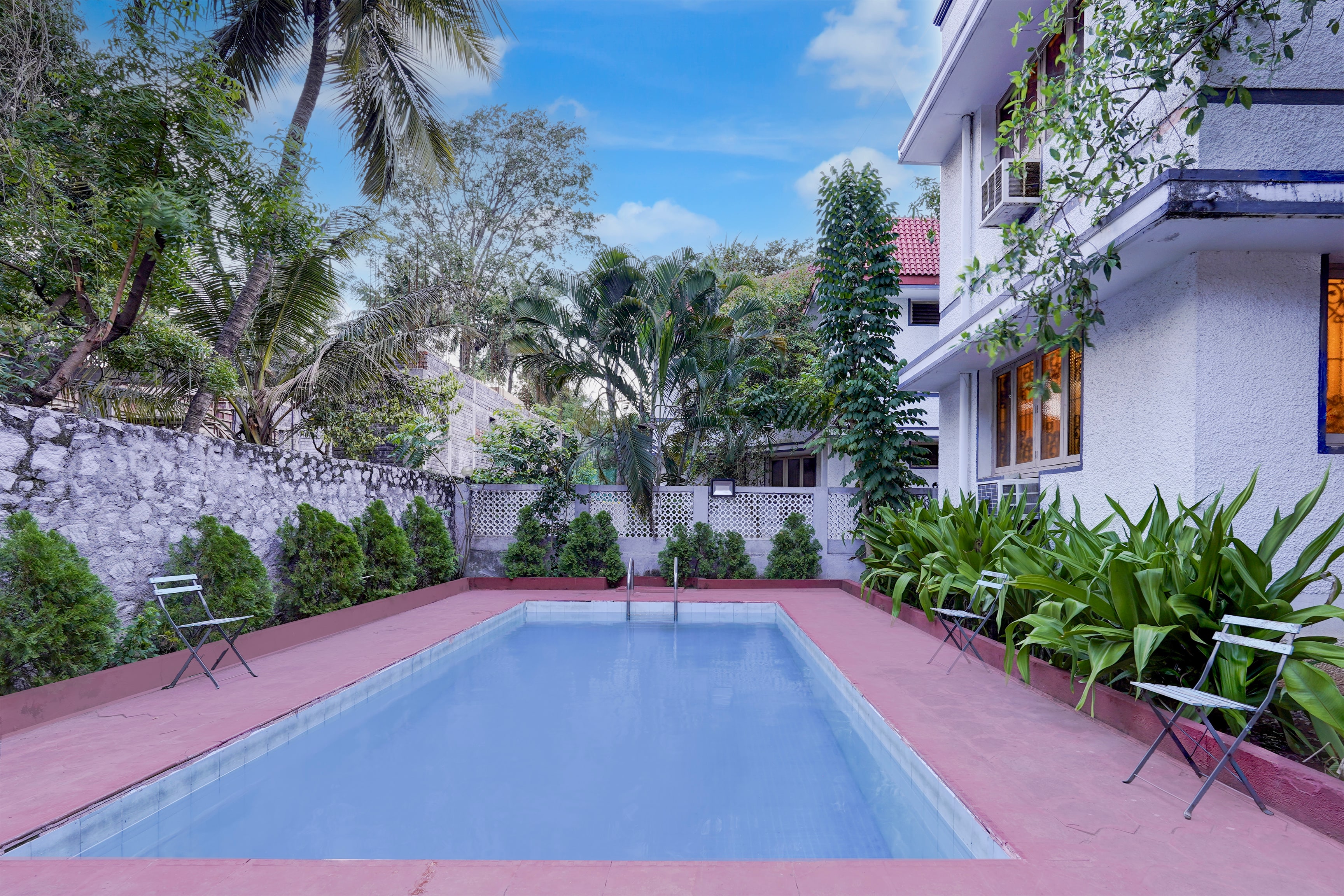 Hotel O ECR BREEZE ENCLAVE - Tap to explore photos