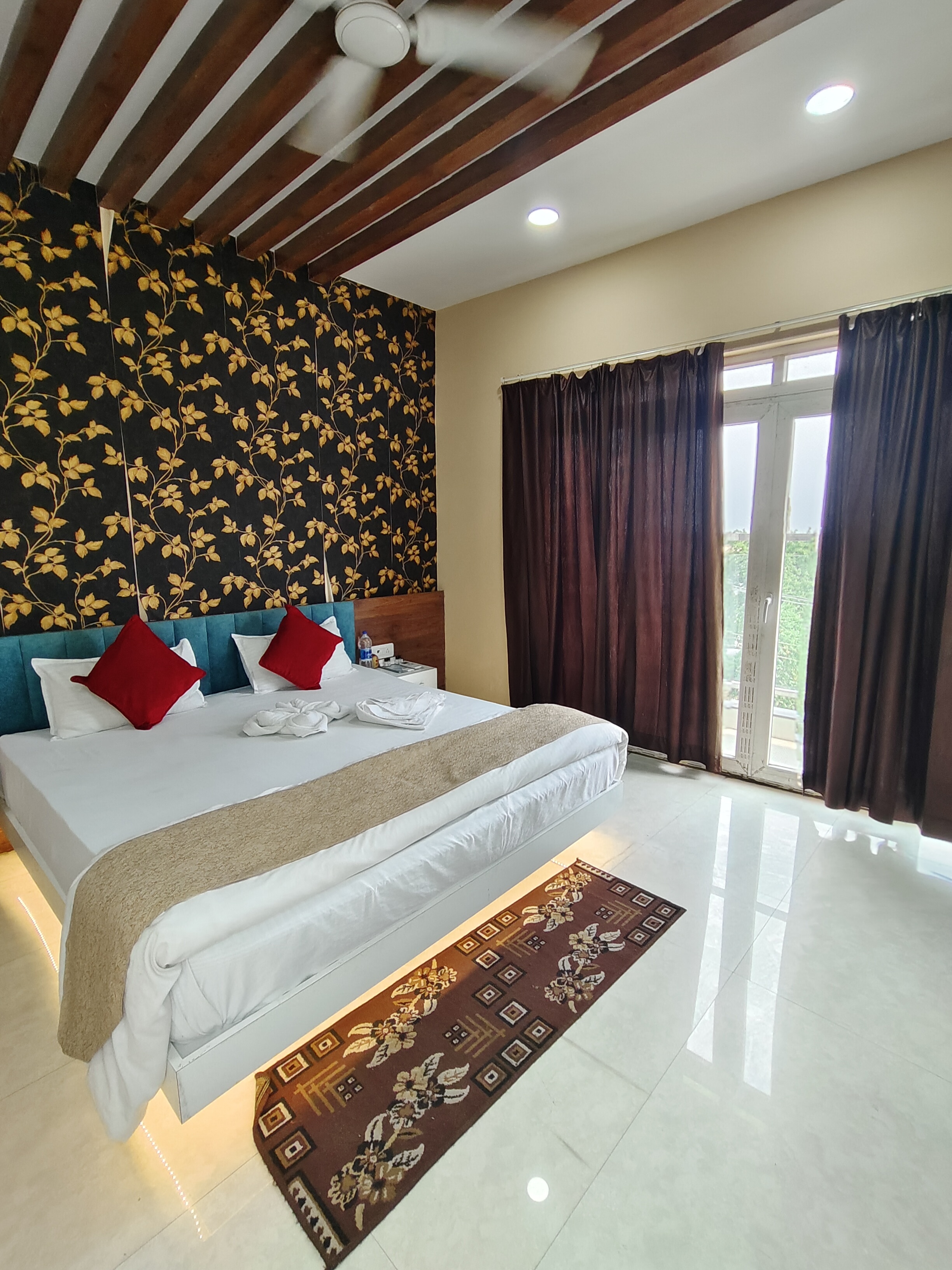 Hotel Meer Residency - Tap to explore photos
