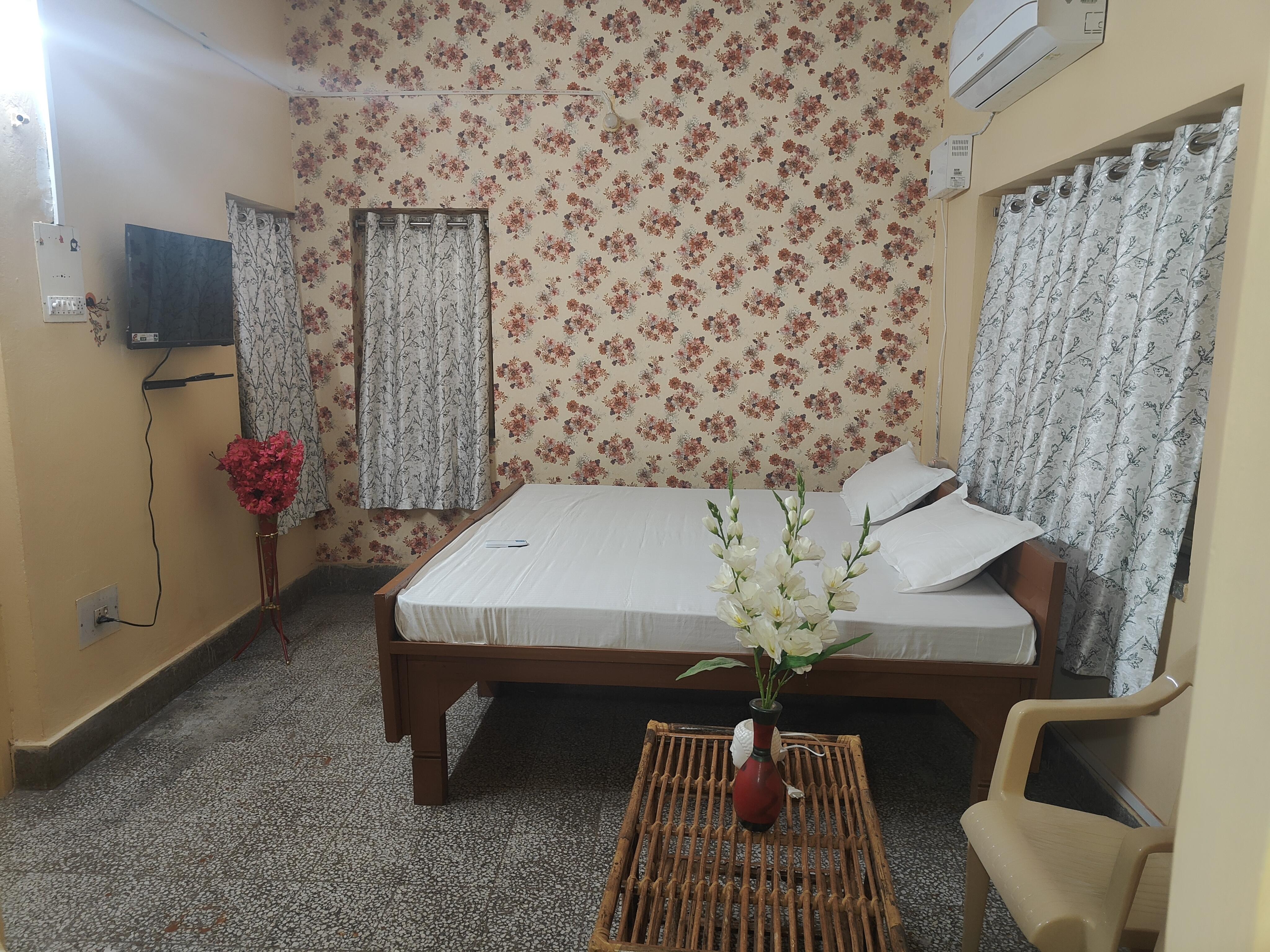 Sri Balaji Guest house - Tap to explore photos