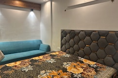 Premium Spacious Studio in Moti Nagar , Delhi