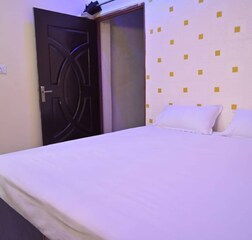 Double Bed AC Room - Sharing Bathroom