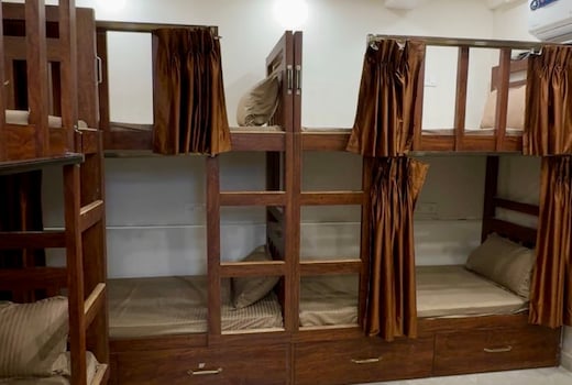 Cozy   Affordable Dorm Style Stay Central Location